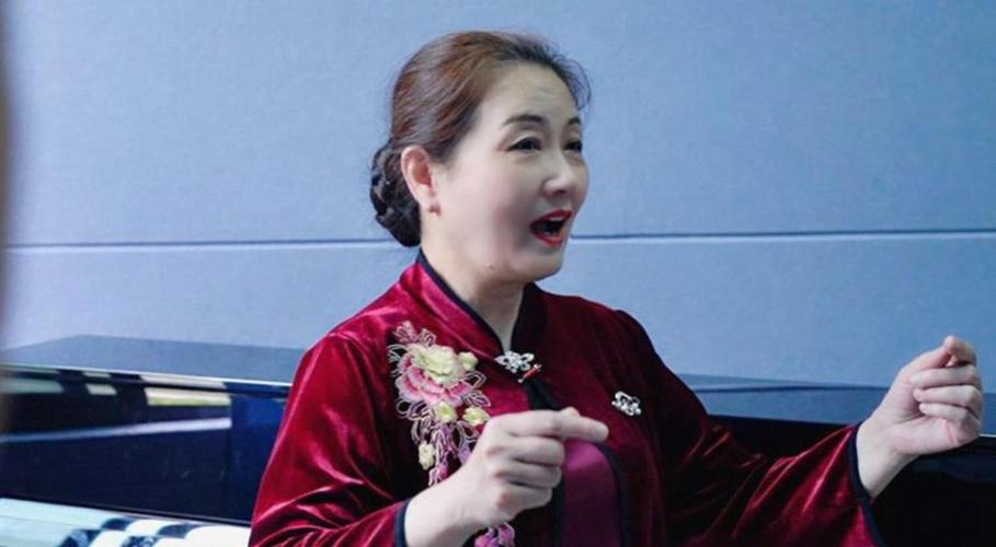 教师节学生探望百岁声乐泰斗,与郭兰英并称"二郭",桃李满天下,九旬仍